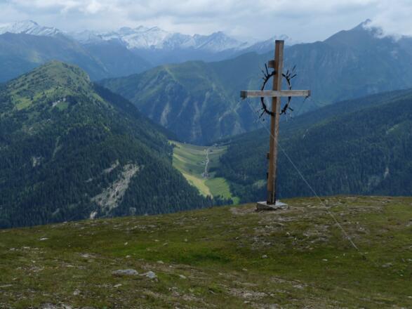 Am Sattelberg mit Blick auf Padaun (Valsertal).