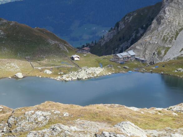 Wunderschöne Lage der Obstanser Seehütte. Linkerhand das alte Zollgebäude.