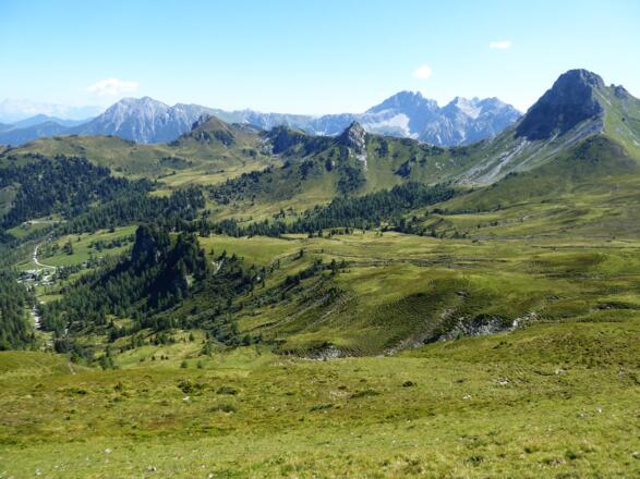 Der Aufstieg von der Filzmoosalm (links) auf das Filzmooshörndl. Rechts der Draugstein, im Hintergrund das Mosermandl.