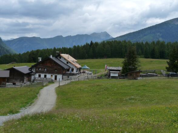 Die schön gelegene Sattelbergalm lädt zur Stärkung und Nächtigung ein.