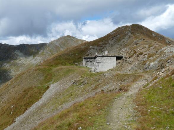 Dort befindet sich noch ein altes Militärgebäude.