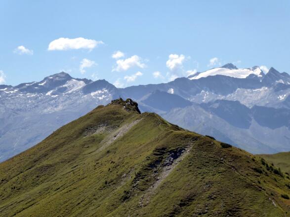 Das Filzmooshörndl aus nördlicher Richtung mit dem Ankogel im Hintergrund.