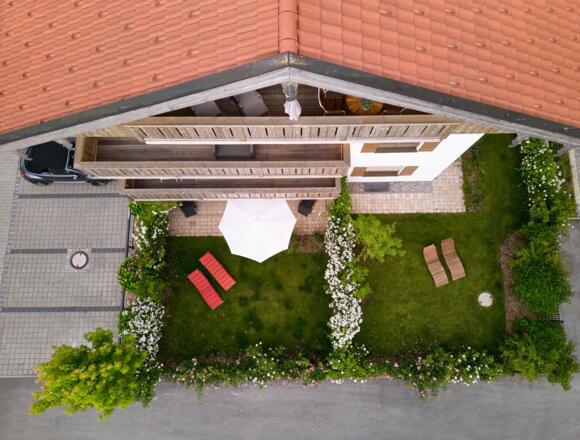 Haus von oben mit Garten Lederhosn und Trachtenhut