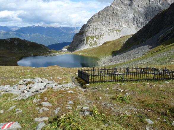 Blick vom Obstanser Sattel über den Kriegerfriedhof und zur Obstanser Seehütte.