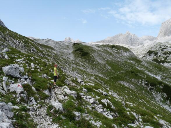 Schön langsam tritt in dieser wilden Landschaft auch die Leutascher Dreitorspitze (l.) ins Sichtfeld.
