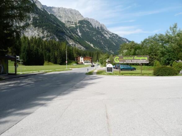 Wir starten beim Parkplatz Holiday-Camping. Im Hintergrund das Hotel "Hubertushof".