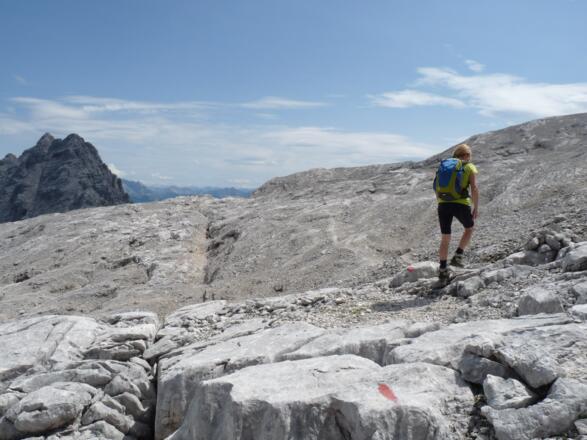 Nach dem Abstieg vom Gipfel, folgt die Querung über das gesamte Leutascher Platt bis zum Söller-Pass.