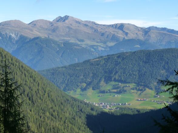 Blick nach Norden mit Kartitsch und den dahinterliegenden Villgrater Bergen.