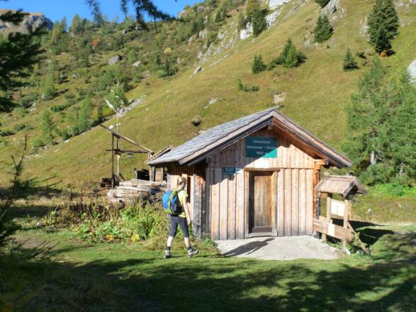Am Beginn des Obstanser Wiesenboden steht seit 1995 die Unterstandshütte.