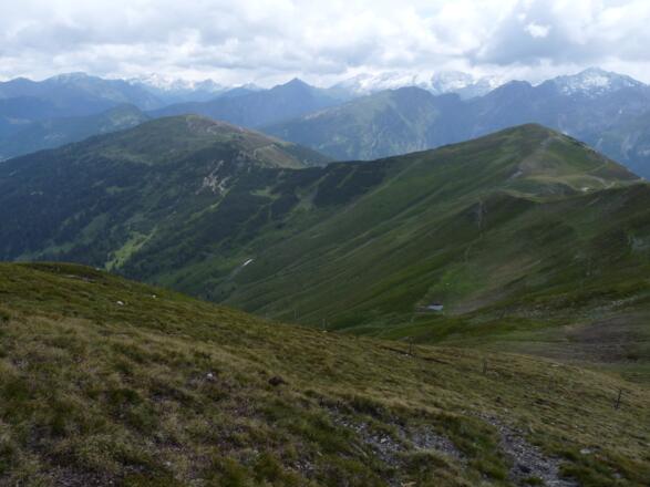 Blick zurück über das Flachjoch zum Sattelberg.