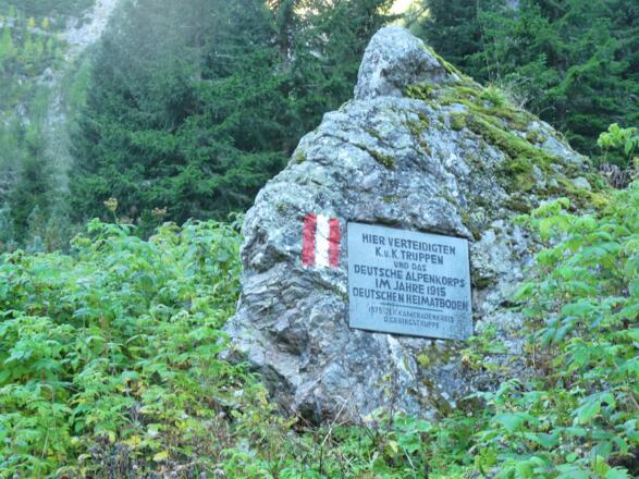 Eine Tafel erinnert an den I. Weltkrieg, der am Karnischen Kamm besonders heftig war.