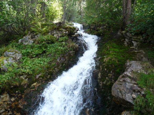Beim Anstieg queren wir den schönen Wasserfall.