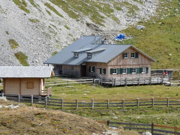 Nach erlebnisreichen Anstiegen und Überschreiten, haben wir uns eine Rast auf der Obstanser Seehütte verdient.