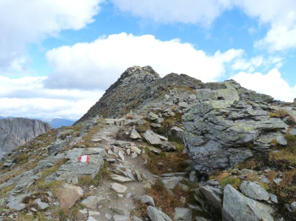 Über den unschwierigen Grat erreichen wir nach ca. 10-15 Minuten den Gipfel.