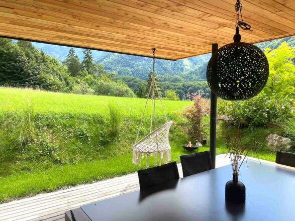 Blick von der überdachten Terrasse