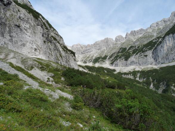 Nach der Steilstufe über die "Stauden", geht es hoch über der Berglein-Klamm in das Herzstück des Leutascher Platts.