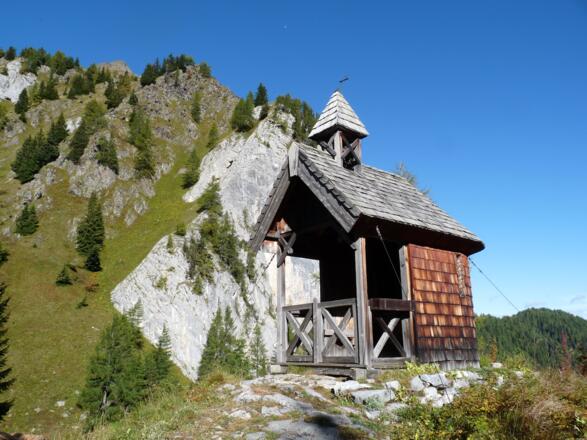 Die Prinz-Heinrichs-Kapelle steht auf einem kleinen Hügel und man sollte ihr einen Besuch abstatten.
