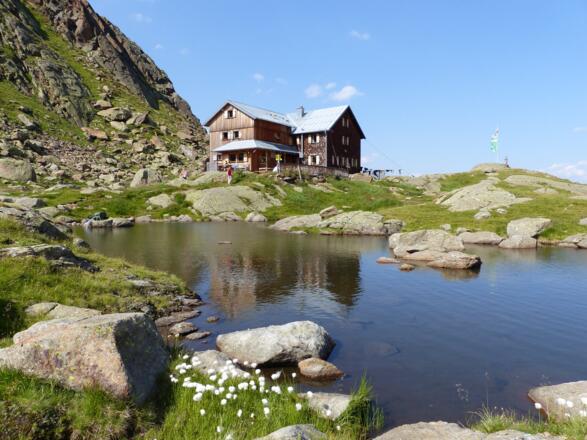 Die Bremer Hütte, von einem kleinen See umgeben, liegt an einem wunderschönen Platz.