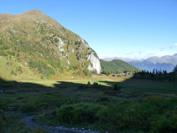 Während des Anstieges schweift der Blick nochmals zurück zum Obstanser Wiesenboden. Dahinter die Gatterspitze.