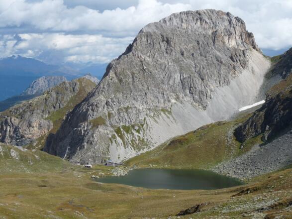 Immer ein schönes Fotomotiv: Obstanser See mit Schutzhütte und dahinter dem Rosskopf.