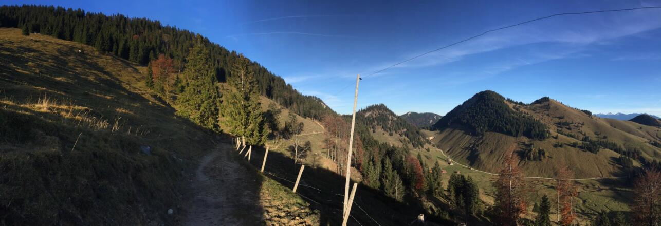 Blick zurück auf den Verbindungsweg zwischen Arzmoos und Jackeralm