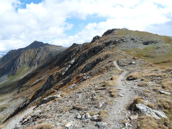 Wir wandern über den Karnischen Kamm zurück zum Obstanser Sattel. Linkerhand die Pfannspitze.
