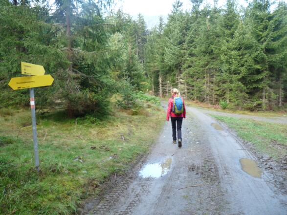 Wegtafeln weisen bereits zu Beginn zur Obstanser Seehütte (Gehzeitangabe 2¾ Stunden).