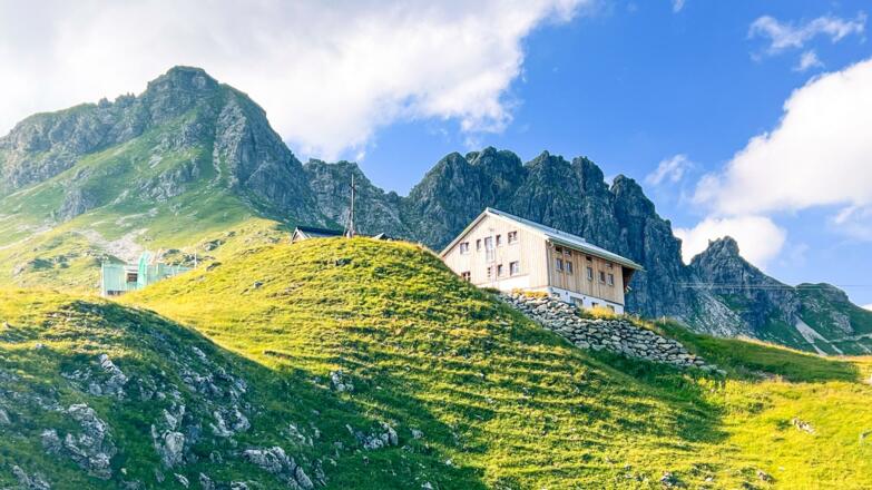 Mindelheimer Hütte im Sommer_