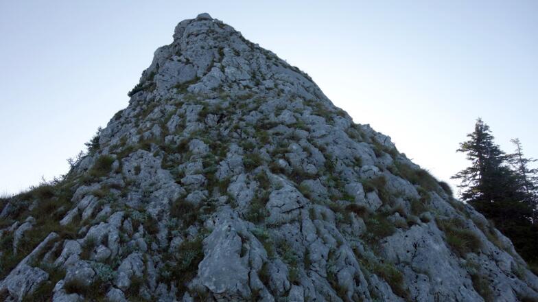 1. Gratgipfel ca. 1370 m, noch im Schatten