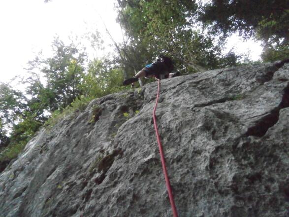 Fester griffiger Fels