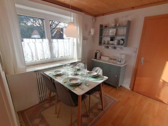 Voll ausgestattete Küche mit Espressomaschine und Kapseln, Filterkaffeemaschine, Toaster, Toaster zum Klappen, Orangenpresse und Wasserkocher