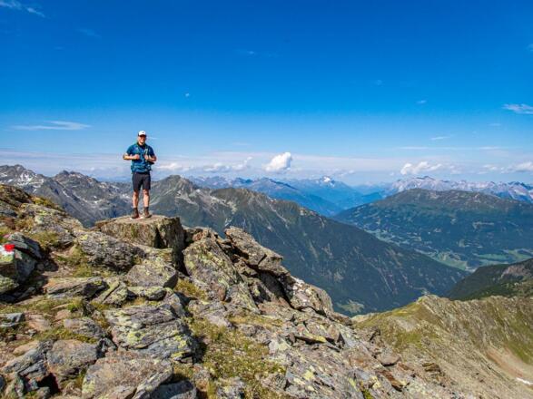 Gleich geschafft - am oberen Teil kurz unterhalb des Gipfels müssen wir eine Felsstufe überwinden.