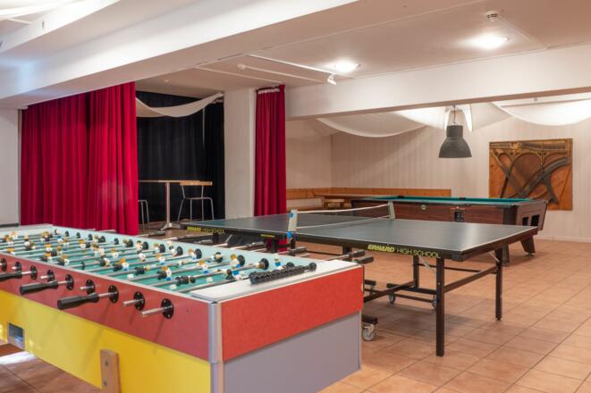 Holzhaus Keller mit Billard, Kicker, Tischtennis und Bühne