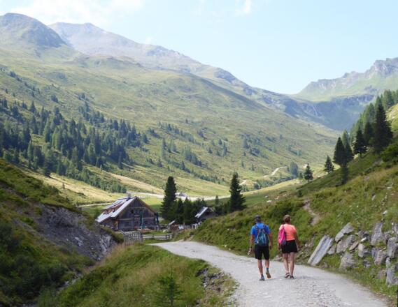 Am Beginn der Querung bei der Zauneralm im Hinteren Riedingtal mit Blick auf den Wasserfall, das erste Etappenziel.