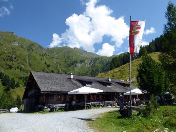 Die Bichlhütte ist die obere der beiden benachbarten Kreealmen.