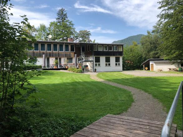 Haupthaus mit Tagungsräumen, Speisesaal und Terasse