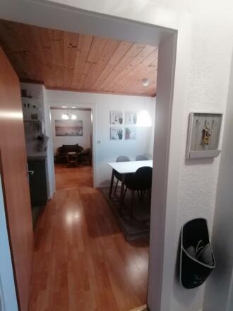 Blick vom Vorraum durch Küche ins Wohnzimmer