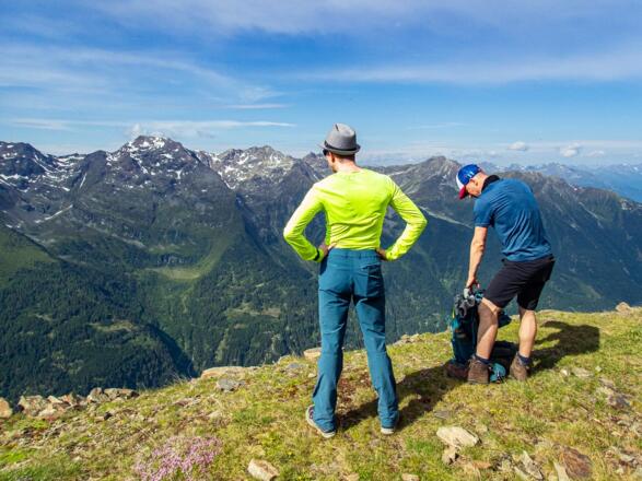 Bei einer kurzen Rast genießen wir die Aussicht auf den Kaunergrat.