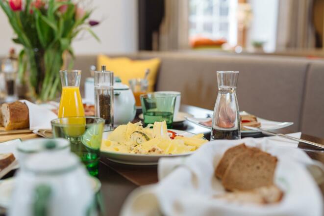 gedeckter Frühstückstisch