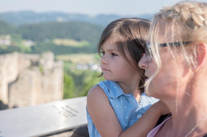 MuehlviertelRuinePrandeggOmaKindAussicht_OberoesterreichTourismusGmbHMartinFickert.jpg