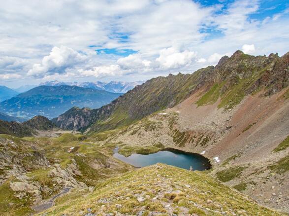 Den Großsee erkennen wir bereits gut von oben. Zu diesem geht es nun bergab. Bis hier hin ist der Weg auch gut markiert gewesen.