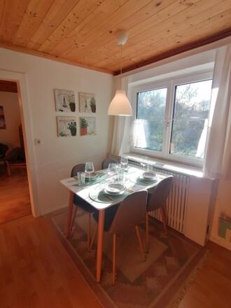 Südseitig gelegener Essbereich in der Küche