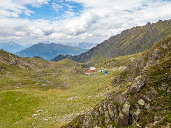 Blick zurück zur nicht bewirtschafteten Hütte der Bergwacht. Über diesen Wiesen suchten wir uns den Weg zu einem weiteren, kleinen See.