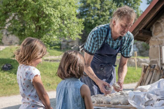 MuehlviertelPrandeggBrotbackenVorbereitungKinder_OberoesterreichTourismusGmbHMartinFickert.jpg