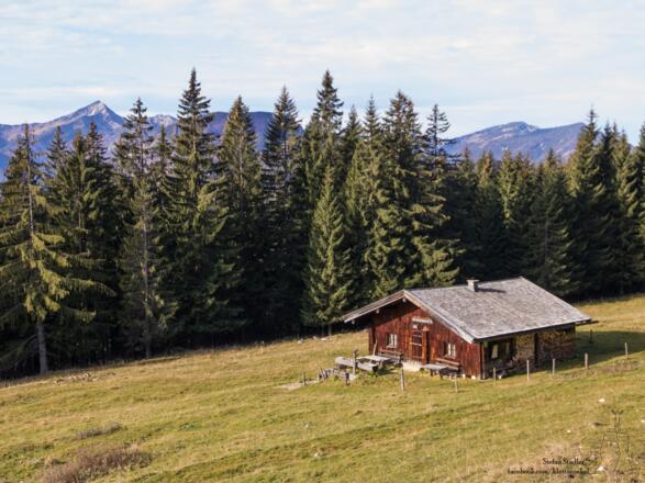 Untere Schlegel-Alm mit Sonntagshorn und Rauschberg im Hintergrund