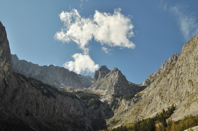 Blick von der Höllentalangerhütte zur Zugspitze