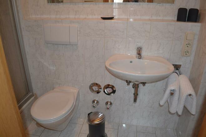 Badezimmer_mit_Dusche_Fewo_II