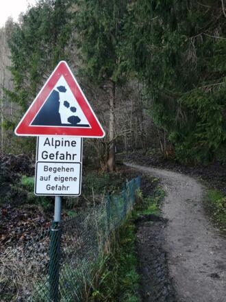 Hinweis Alpine Gefahr am Grottenweg