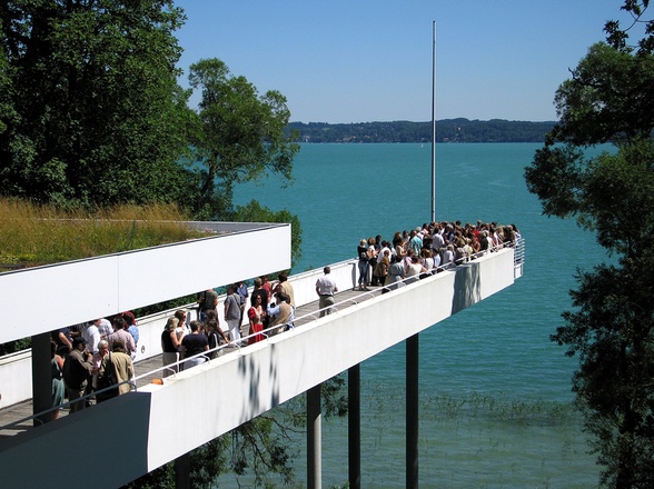 Der Steg des Buchheim Museums am Starnberger See