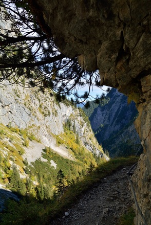 Teil des Weges zu den Knappenhäusern mit Sicherung